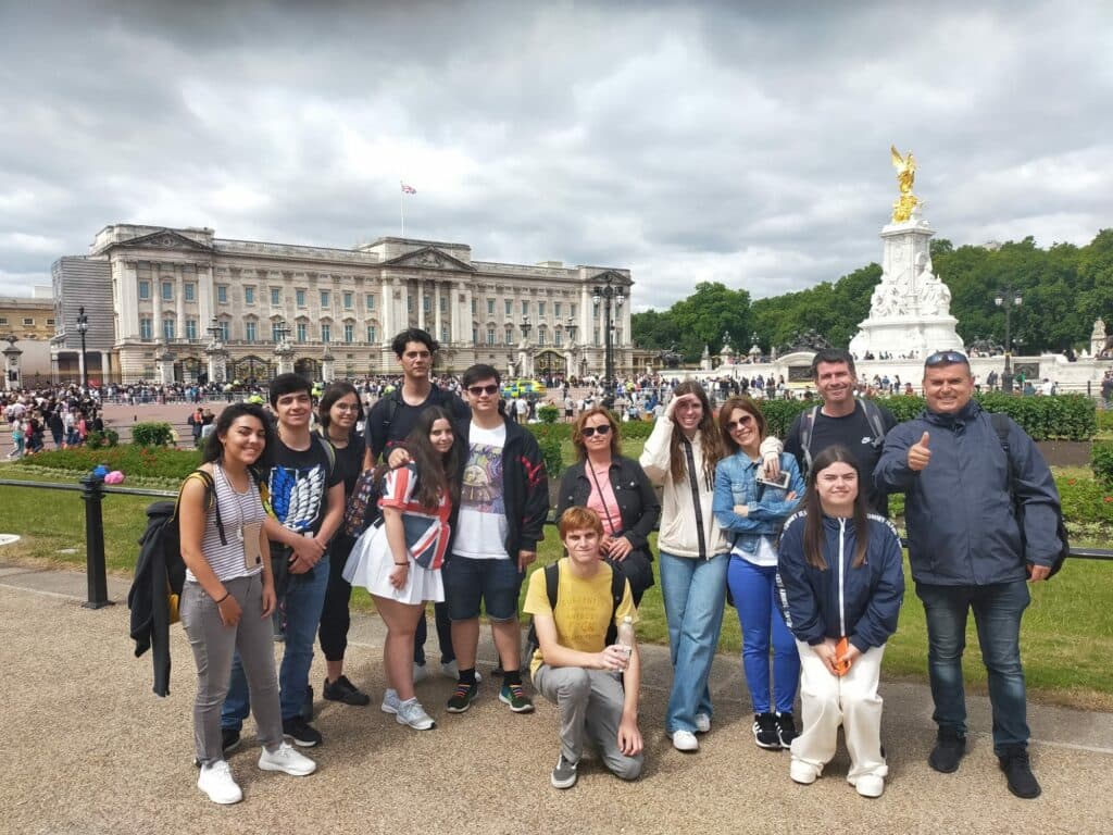 A full group of students with their leaders on an excursion